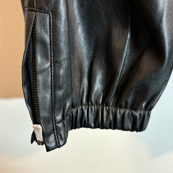 PAIGE Sz 6 Faux Leather Pants Pleated Front Zipper Elastic Hem Pockets Vegan - Picture 7 of 14